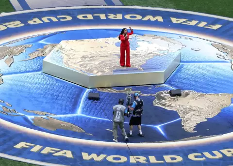 La actriz mexicana Salma Hayek habla este jueves, durante la inauguraci�n del Mundial de la FIFA 2026 en el estadio Ciudad de M�xico (M�xico).