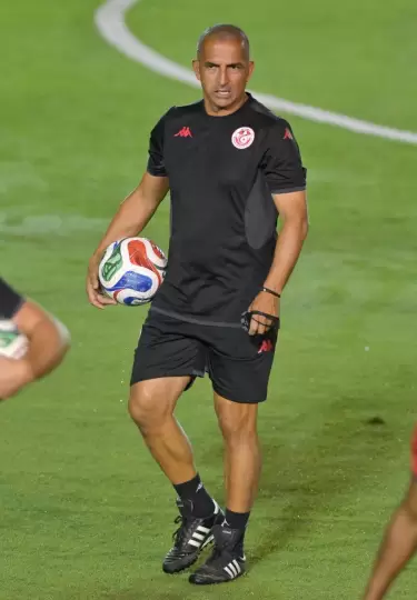 El seleccionador de T�nez, Sabri Lamouchi, durante un entrenamiento de su equipo el pasado 9 de junio.