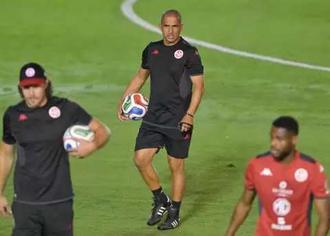 El seleccionador de T�nez, Sabri Lamouchi, durante un entrenamiento de su equipo el pasado 9 de junio.