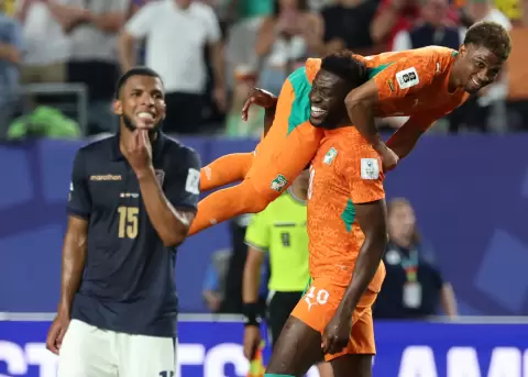 Ibrahim Sangare (d) y Amad Diallo (arriba), de Costa de Marfil, celebran el triunfo ante Ecuador en el estadio Lincoln Financial Field en Filadelfia.