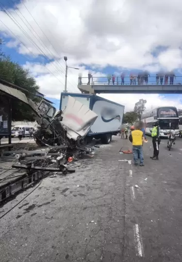 El choque de un cami�n contra una parada de bus en la Av. Sim�n Bol�var, en Quito, dej� dos personas heridas.
