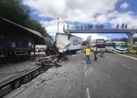 El choque de un cami�n contra una parada de bus en la Av. Sim�n Bol�var, en Quito, dej� dos personas heridas.