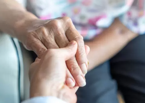 Los cuidados paliativos mejoran la calidad de vida de pacientes y familias.