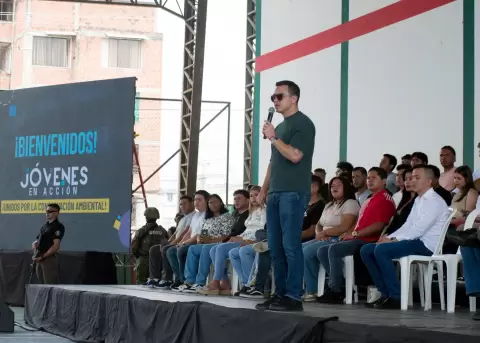 Integrantes del programa Jovenes en Accion &mdash;en Manabi&mdash; dialogaron con el presidente de la Republica, Daniel Noboa Azin.
