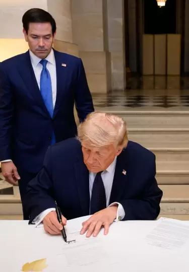 El presidente Donald Trump firma el Memorando de Entendimiento con Ir�n, este 18 de junio de 2026.
