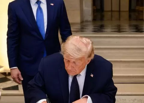 El presidente Donald Trump firma el Memorando de Entendimiento con Ir�n, este 18 de junio de 2026.
