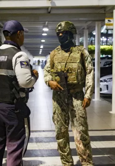 Militares custodian el Aeropuerto Internacional Jos� Joaqu�n de Olmedo en Guayaquil.
