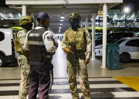 Militares custodian el Aeropuerto Internacional Jos� Joaqu�n de Olmedo en Guayaquil.