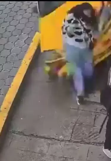 Momento en que una mujer y un hombre son arrollados por un taxi en Quito.
