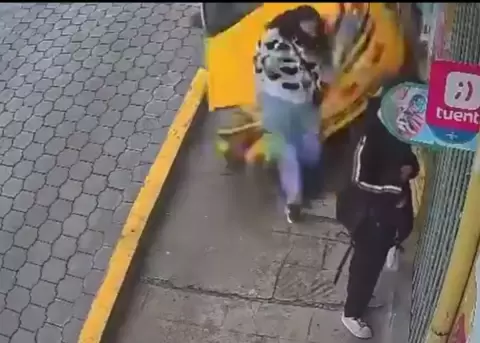 Momento en que una mujer y un hombre son arrollados por un taxi en Quito.