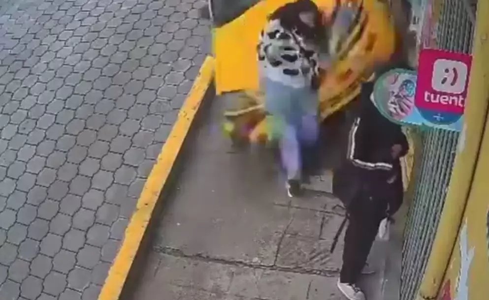 Mujer atropellada por un taxi en Quito se debate entre la vida y la muerte; AMT llama a la corresponsabilidad en las v�as