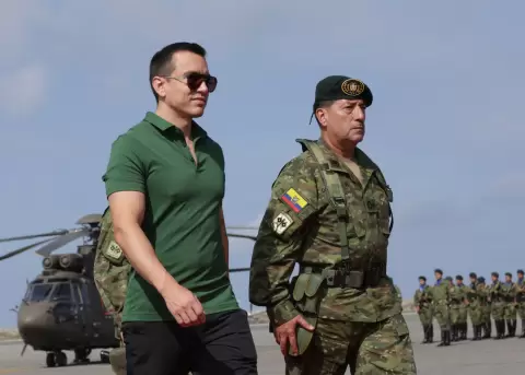 Daniel Noboa, presidente de la Rep�blica (i), y Henry Delgado, jefe del Comando Conjunto de las Fuerzas Armadas (d).