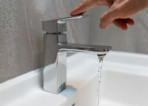 Redes obsoletas y sin mantenimiento deterioran la calidad del agua que consumen los ecuatorianos, advierte experto