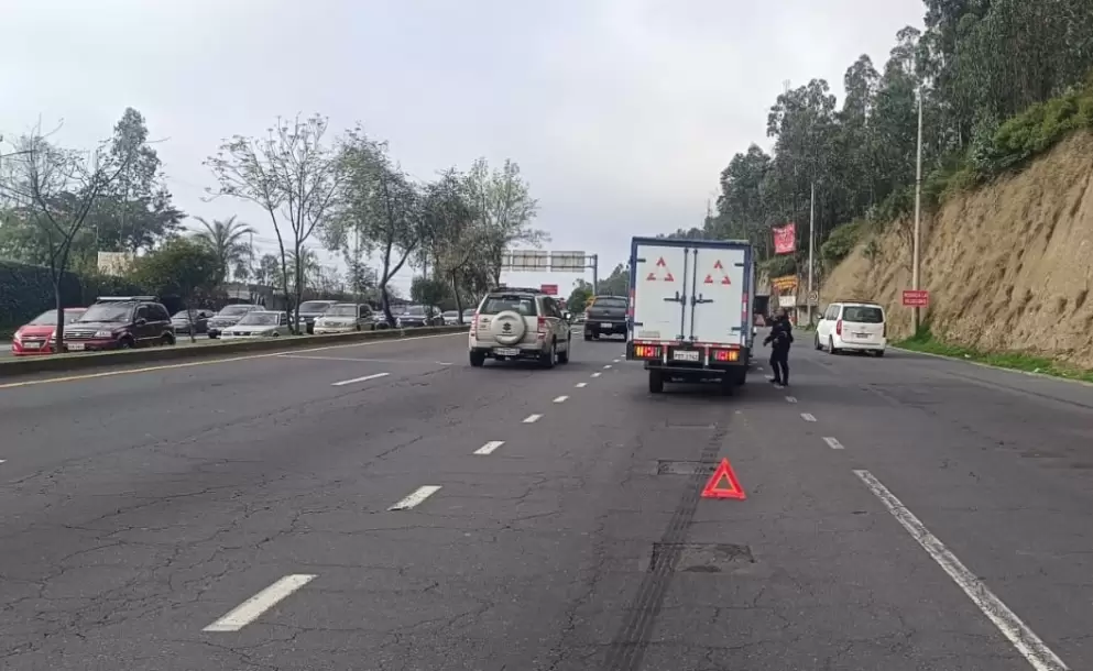 Encuentran un cuerpo sin vida en la Sim�n Bol�var; un panfleto estaba en el lugar