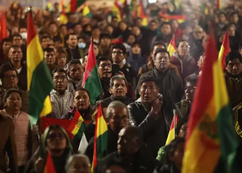 Personas sostienen banderas durante un cabildo donde exigen al gobierno declarar estado de excepci�n este 9 de junio de 2026.