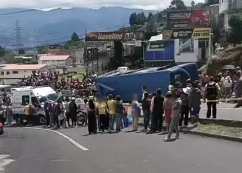 Volcamiento de bus en Caupicho, en el sur de la capital.