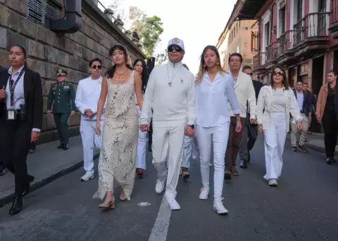 Gustavo Petro, presidente de Colombia, acompa�ado de sus hijas en el Capitolio Nacional.