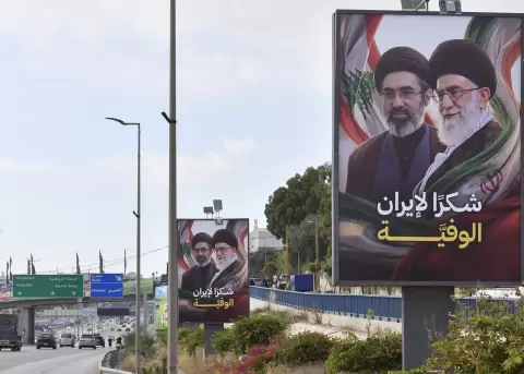 Carteles con retratos del nuevo l�der supremo de Ir�n, el ayatol� Mojtaba Jamene�, y de su padre, el fallecido l�der supremo Ali Jamene�, en Beirut.