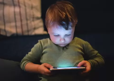El impacto de las pantallas en el cerebro infantil.