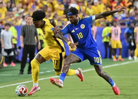 Angelo Preciado (i), de Ecuador, es marcado por Leandro Bacuna, de Curazao.