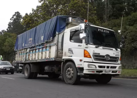 Imagen de un cami�n circulando por la av. Sim�n Bol�var, en Quito.