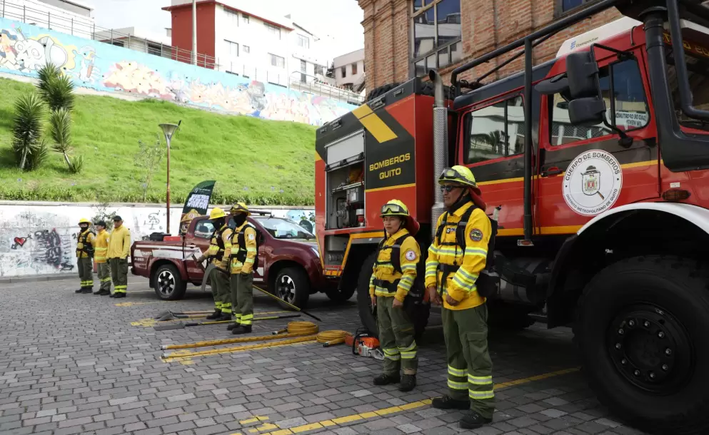 Cerca de 1.200 bomberos, 27 estaciones y c�maras t�rmicas integran el contingente de prevenci�n y respuesta ante incendios forestales en Quito