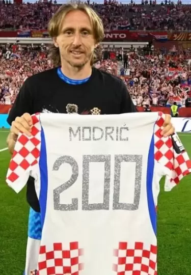 Luka Modr�c fue homenajeado porsus compa�eros al finalizar el partido.