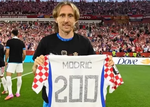 Luka Modr�c fue homenajeado porsus compa�eros al finalizar el partido.