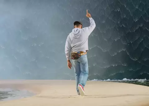 Arena, surf y lujo marcaron la pasarela masculina parisina de Louis Vuitton.