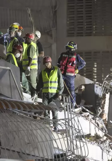 Equipos de rescate buscan entre los escombros en Caracas (Venezuela) tras los dos fuertes se�smos que han sacudido el oeste de la capital del pa�s.