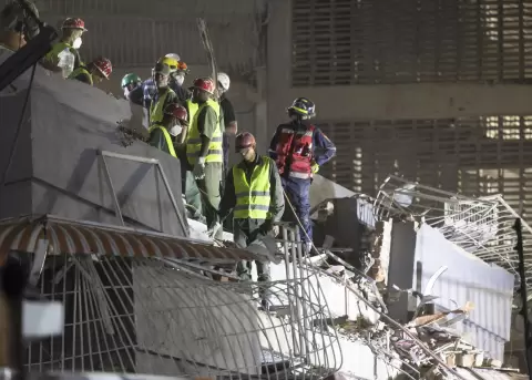 Equipos de rescate buscan entre los escombros en Caracas (Venezuela) tras los dos fuertes se�smos que han sacudido el oeste de la capital del pa�s.