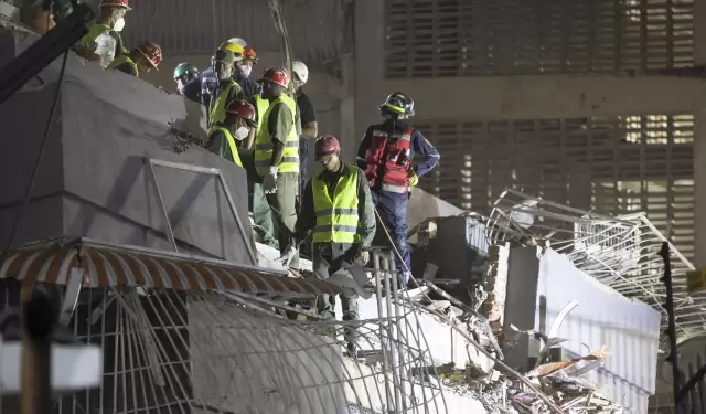 Equipos de rescate buscan entre los escombros en Caracas (Venezuela) tras los dos fuertes se�smos que han sacudido el oeste de la capital del pa�s.