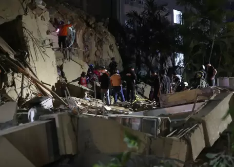 Integrantes de cuerpos de emergencia buscan v�ctimas este mi�rcoles, luego de dos fuertes terremotos que sacudieron el Caribe venezolano en Caracas.