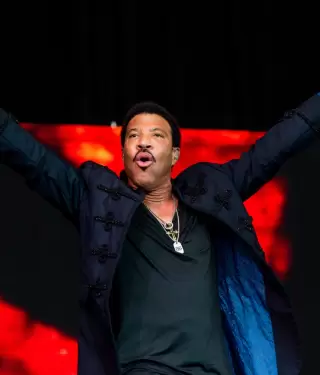 Lionel Richie suspende dos shows.