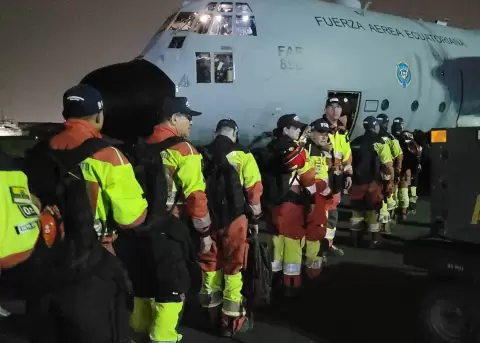 Equipo del Cuerpo de Bomberos de Quito a bordo de un avi�n militar para asistir en las labores de rescate en Venezuela.