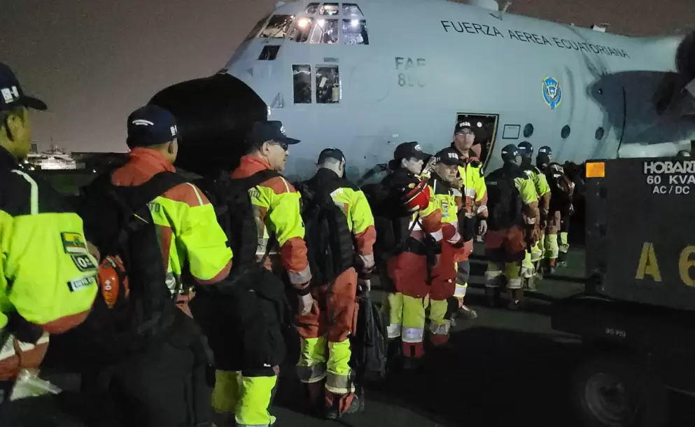 47 bomberos ecuatorianos llegan a Venezuela para asistir las labores de rescate