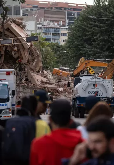 Rescatistas trabajan en una zona afectada por un terremoto, este jueves en Caracas (Venezuela).