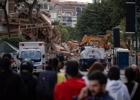 Rescatistas trabajan en una zona afectada por un terremoto, este jueves en Caracas (Venezuela).