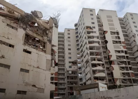 Fotograf�a de un edificio afectado por los terremoto, este domingo, en Catia La Mar (Venezuela).