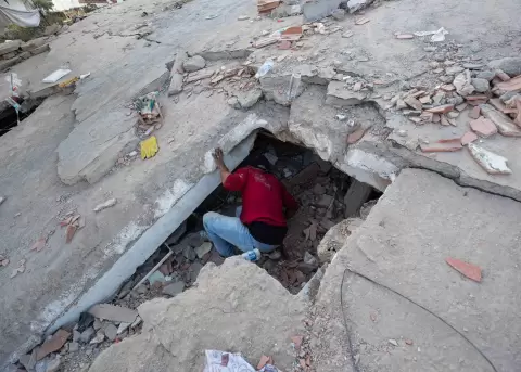 Una persona busca en los escombros de un edificio este lunes, 29 de junio de 2026, en La Guaira (Venezuela).