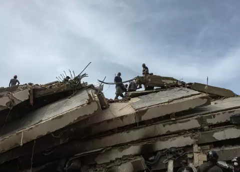 Rescatistas realizan labores de b�squeda de personas desaparecidas en una zona afectada por los terremotos, este domingo, en Tanaguaneras, La Guaira.