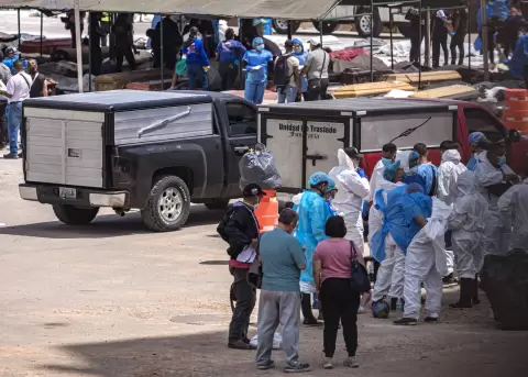 Personas reclaman los cuerpos de sus familiares fallecidos en los terremotos este lunes, en un puerto en La Guaira