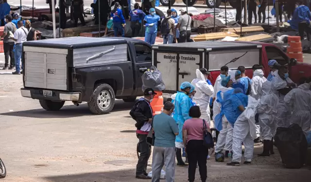 Personas reclaman los cuerpos de sus familiares fallecidos en los terremotos este lunes, en un puerto en La Guaira