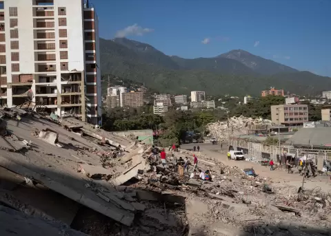 Personas observan los escombros de un edificio este lunes, en La Guaira (Venezuela).