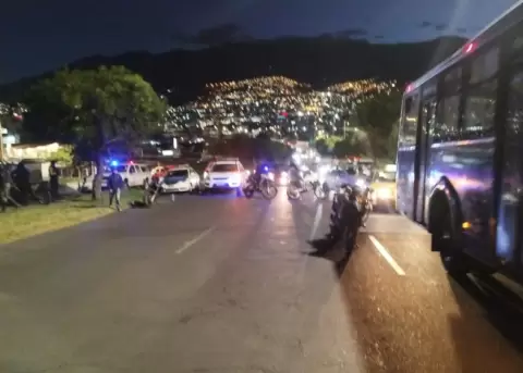 Cierres viales tras detonaci�n de una granada en Ponceano, Quito.