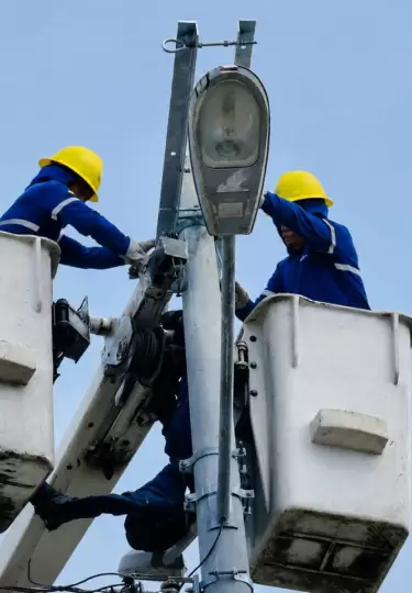 Trabajadores de la Corporaci�n Nacional de Electricidad (CNEL).