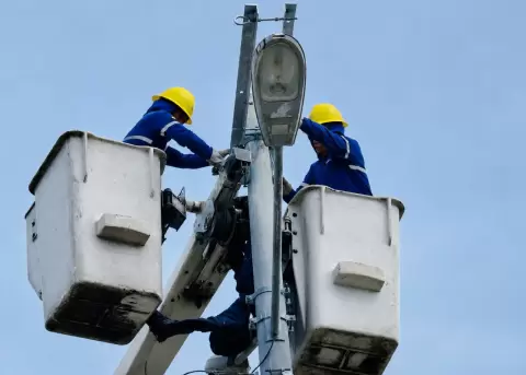 Trabajadores de la Corporaci�n Nacional de Electricidad (CNEL).
