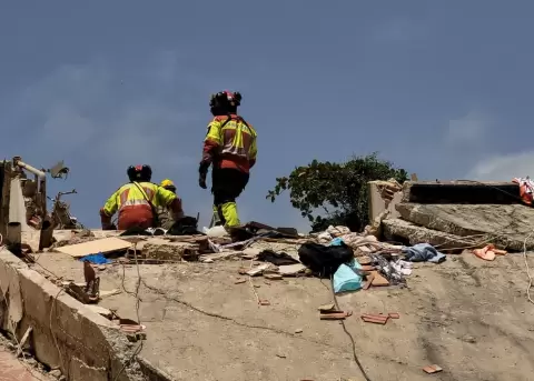 Miembros del Grupo USAR ECU-01 del Cuerpo de Bomberos de Quito ejecutan labores de rescate en el norte de Venezuela.