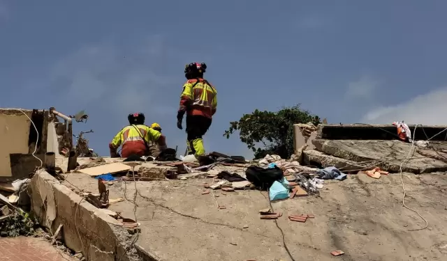 Miembros del Grupo USAR ECU-01 del Cuerpo de Bomberos de Quito ejecutan labores de rescate en el norte de Venezuela.