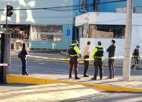 Instalaciones de la ARCOM en Quito, tras el atentado con explosivos registrado el 29 de junio de 2026.